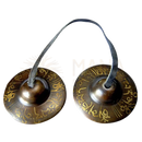 Bronze mantra tingshas mit goldener mani padme hum schrift und dunkelbraunem lederband zum image to zoom