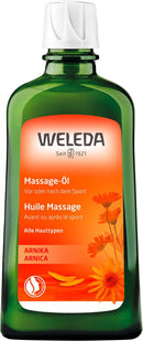 Grüne Glasflasche von Weleda Arnika Massage-Öl mit weißem Schraubverschluss. Das orangefarbene Etikett zeigt den Produktnamen „Massage-Öl Vor oder nach dem Sport“, den Inhaltsstoff 'Arnika' und Bilder von Arnika-Blumen.