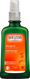 Grüne Glasflasche von Weleda Arnika Massage-Öl mit Pumpspender. Das orangefarbene Etikett zeigt den Produktnamen „Massage-Öl Vor oder nach dem Sport“ und Bilder von Arnika-Blumen.