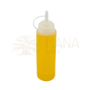Transparente plastik-spritzflasche mit weißem verschluss und leuchtend gelbem massageöl bio-sesamöl 240ml ideal für massagen