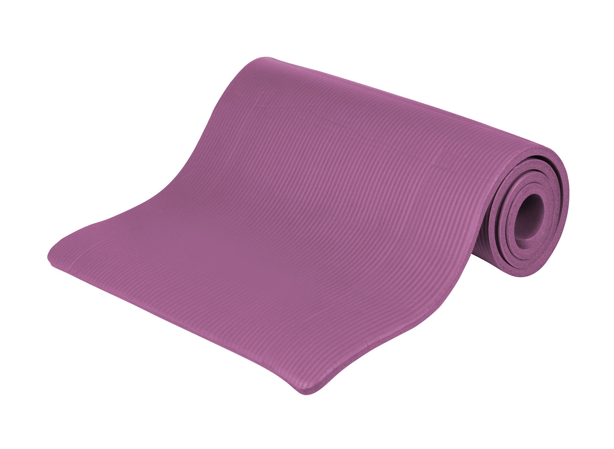 Gerollte lila Yogamatte mit Rillenstruktur für Yoga und Fitness