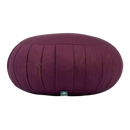 Ein ovales meditationskissen zafu eco in aubergine mit vertikal gestepptem bezug aus bio-dinkelspelz für nachhaltige meditation