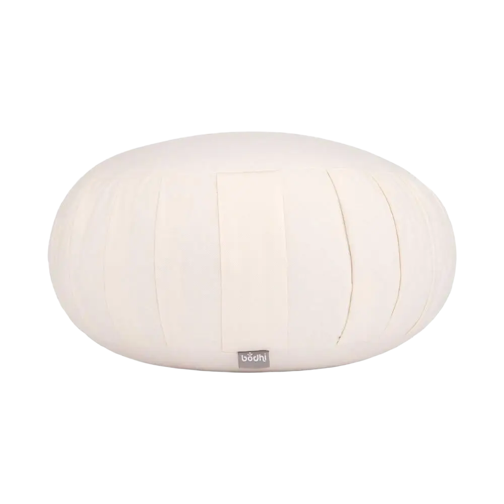 Cremefarbenes ovales meditationskissen zafu eco dinkel natur ecru mit vertikal gesteppten paneelen und markenetikett am boden