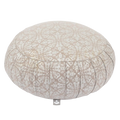 Beige meditationskissen zafu maharaja mit weißem floralmuster und dinkelfüllung für entspannte sitzhaltung