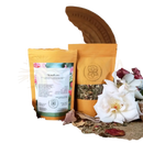 Gelber standbeutel menopeace kräutertee mit rosa lotus und sichtbaren kräutern wie roter klee und zitronenmelisse
