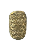 Breiter Messingring mit geometrischem Blütenmuster und strukturierter Oberfläche im antiken Boho- und Vintage-Stil.