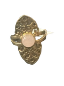 Goldfarbener messingring rosenquarz größe 57 mit zentralem rosafarbener rosenquarzstein bei mana shop