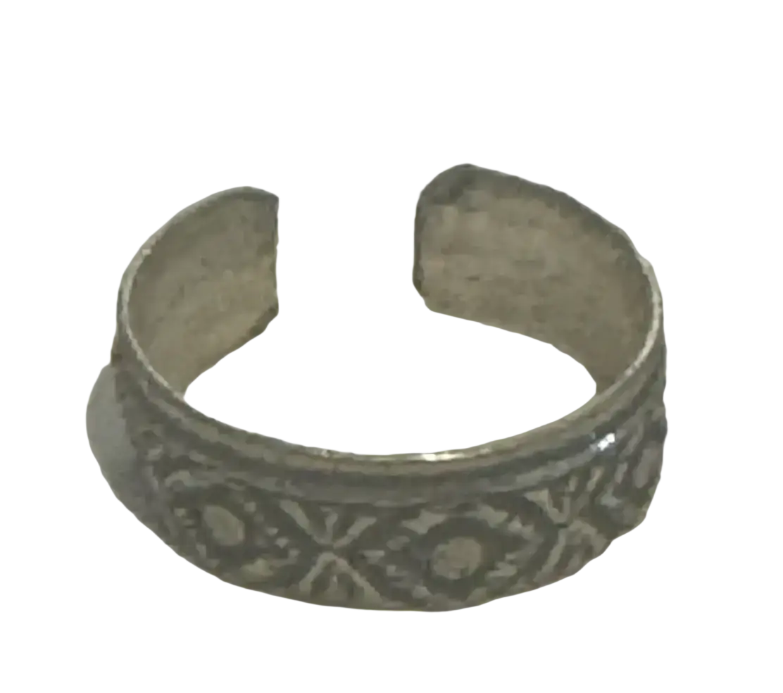 Silberner metallring mit floral-geometrischem ornament und filigranen reliefmustern