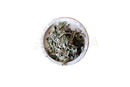 Ein rustikaler weißer keramikschale mit getrockneten grünen und braunen blättern von mexikanischem traumkraut calea zacatechichi