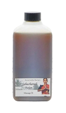 Eine 500ml flasche sahacharadi thailändisches massageöl midgard kalari ayurveda mit schwarzem schraubverschluss und brauner flüssigkeit