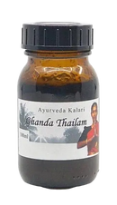 Kleine bernsteinfarbene glasflasche mit schwarzem kappverschluss und etikett ayurvedisches ghandavahastyadi midgard kalari