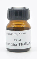 Ein kleines bernsteinfarbenes glasfläschchen midgard kalari ayurvedisches ghandavahastyadi thailam zur vata-linderung aus den knochen