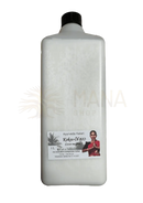 Weiße kunststoffflasche mit schwarzem verschluss midgard kalari ayurvedisches massageöl kokosöl 500ml mit frau in traditioneller kleidung