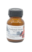 Amber glasflasche mit schwarzem geripptem deckel und weißem etikett midgard kalari ayurvedisches safran-gesichtsöl kumkumadi thailam gesichtscreme