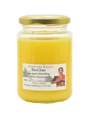 Ein goldgelbes ghee bio in einem klaren glas mit goldfarbenem deckel und ayurvedischem etikett von midgard kalari