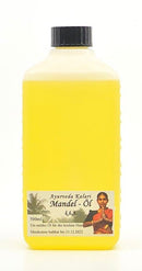 Mandelöl von Midgard Kalari, ayurvedisches Massageöl in einer Flasche, zeigt die cremige, goldene Textur des ätherischen Öls.