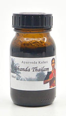 Midgard Kalari Gandha Thailam, ayurvedisches Spezialöl gegen Vata, sichtbar in der Flasche, für Knochen und Gelenke.