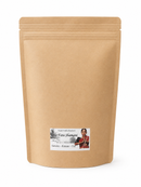 Midgard Kalari Vata Tee in 150g, eine Tasse Tee mit natürlichem Kräuteraroma, präsentiert in einer weißen Tasse auf einem Holztablett.