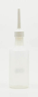 Kleine durchsichtige Plastik-Quetschflasche mit langer dünner Tülle, zur Öl-Anwendung.