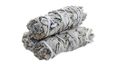Zwei gebündelte mini smudge weisser salbei räucherbündel aus premium salvia apiana mit weißer schnur gebunden