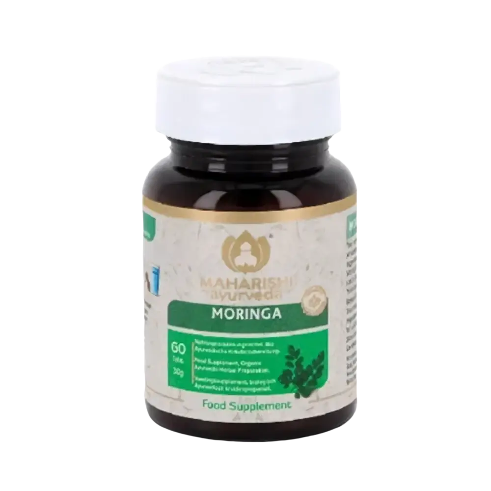Moringa Nahrungsergänzungsmittel von Maharishi mit ayurvedischen Pflanzenteilen, in einer Packung mit Moringa-Blättern und -Wurzeln.