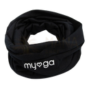 Schwarzes multifunktionales stirnband bandana aus stoff mit weißem myoga logo für vielfältige nutzung