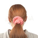 Pink stoff haargummi mit gedrehtem knotendesign als multifunktionales stirnband bandana myga headband