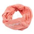 Ein weiches coralfarbenes multifunktionales stirnband bandana mit myga-logo in weißer stickerei