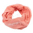 Ein weiches coralfarbenes multifunktionales stirnband bandana mit myga-logo in weißer stickerei