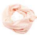 Ein weiches pfirsichfarbenes, gestricktes multifunktionales stirnband bandana mit dem myga logo in weiß bestickt