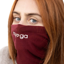 Maroon stoffgesichtsmaske mit weißem myga logo als multifunktionales stirnband bandana und kopfbedeckung