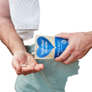 Beige und blaue together health multivitamin für herren vegan mit herzlogo und kapseln in der hand mineralformel für männer bei mana shop