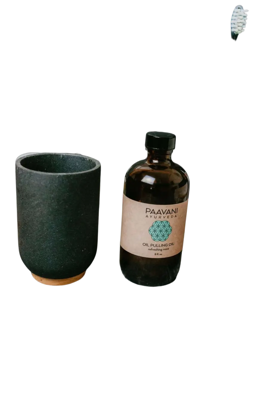 Mundölziehen mit PAAVANI Ayurveda, Ölziehen für Mundgesundheit und Entgiftung, Nahaufnahme von Öl im Mund und Zähnen