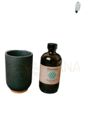 Dunkle bernsteinfarbene glasflasche mit schwarzem deckel und beige label paavani ayurveda ölziehen minzöl antibakteriell