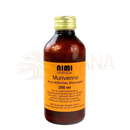 Eine dunkle bernsteinfarbene glasflasche mit goldfarbener schraubkappe und orangefarbenem etikett murivenna ayurvedisches massageöl von nimi ayurveda für den festlichen organischen raum