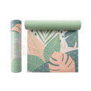 Ein aufgerolltes myga yoga mat aus bedrucktem material mit tropischem muster in attraktiven farben im transportrohr
