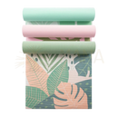 Ein gerollte myga yoga mats mit bedruckte yogamatten in attraktive designs und tropischem blattmuster in grün pink und pfirsich