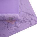 Lavendel bedruckte yogamatte mit dezentem marmor muster und myga branding in attraktiven designs