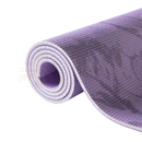 Eine eingerollte myga yoga matte in lavendel mit strukturierter rutschfester oberfläche und weißen kanten aus attraktiven designs bedruckte yogamatten