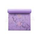 Lavendelfarbene bedruckte yogamatte mit marmoroptik und goldenen chakrasymbolen von myga in attraktiven designs