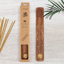 Räucherstäbchenhalter aus Holz mit goldenen Sternen neben der Verpackung und Räucherstäbchen.