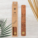 Räucherstäbchenhalter aus Holz mit Stern-Motiv und goldenem Pentagramm neben der Verpackung und Räucherstäbchen.