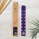 Violetter Räucherstäbchenhalter „Elm“ aus Holz mit silbernen Pentagramm-Symbolen neben der Verpackung und Räucherstäbchen.