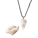 Weißer myga eco geode anhänger mit facettierter oberfläche an schwarzer schnur in geode-geschenkset mit schwarzem obsidian
