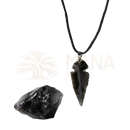 Schwarzer obsidianpfeilspitzenanhänger auf schwarzem band aus dem myga eco geode geschenkset mit rohstein