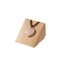 Myga eco geode-geschenkset mit zart rosa rosenquarz herzanhänger an schwarzer kordel auf braunem kartonständer