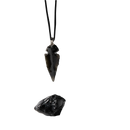 Myga eco schwarzer obsidian anhänger in pfeilspitzenform an schwarzem band aus dem geode-geschenkset
