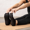 Myga Grip Yoga Socken aus Baumwolle, rutschfeste Yogasocken für sicheren Halt bei Übungen, in natürlichen Farben.