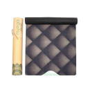 Schwarze vegane Yogamatte von Myga Eco, luxuriös und rutschfest, ideal für Yogaübungen und Fitness.