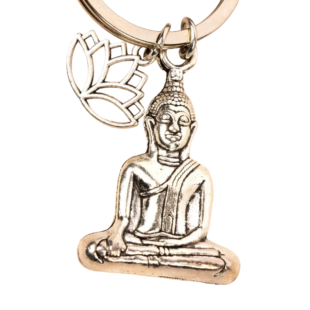 Silberner Schlüsselanhänger im Schmuckstil mit Buddha- und Lotus-Motiv von Myga Eco, detailreiche Metallgestaltung.
